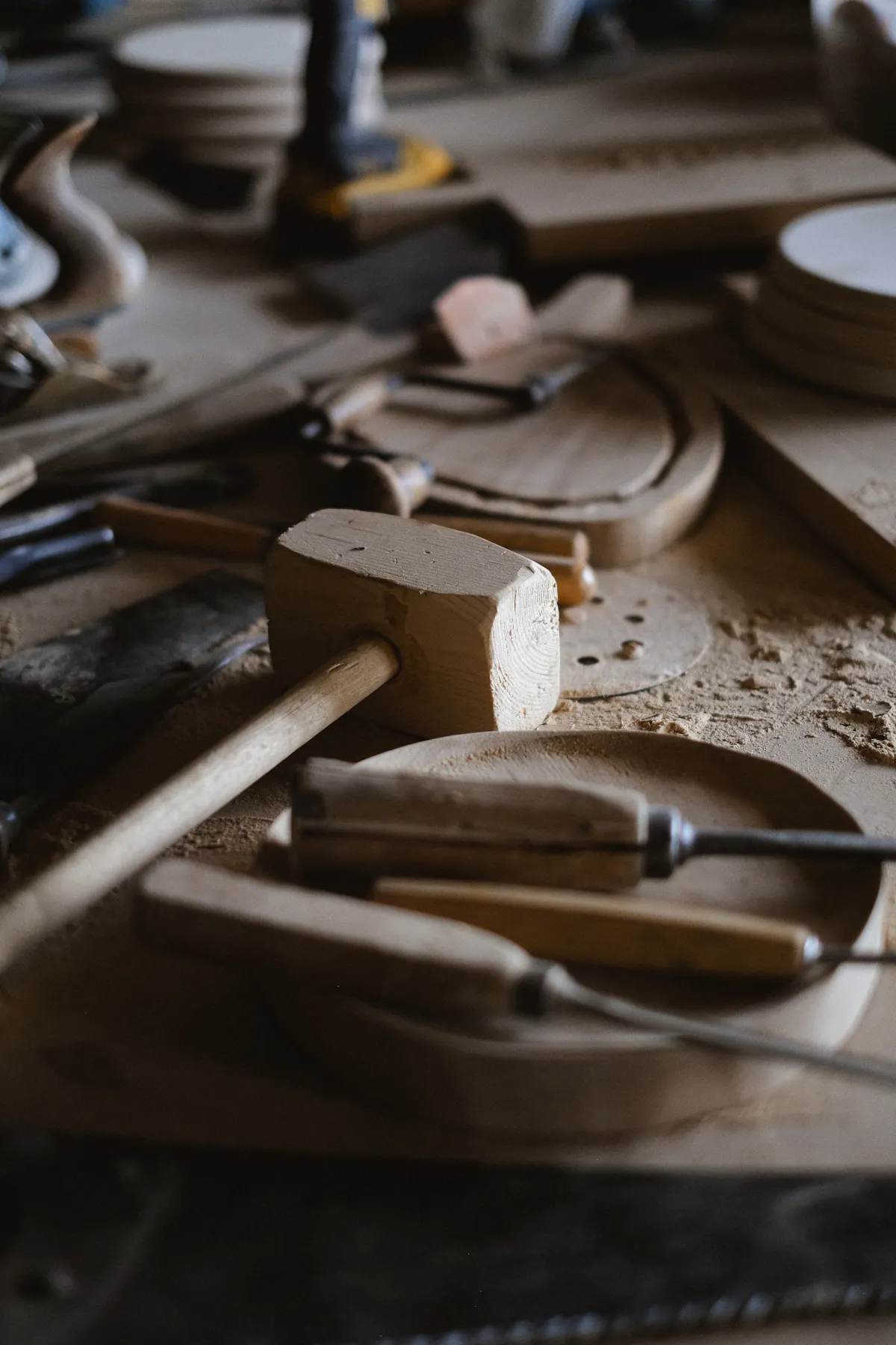Établi et outils de menuisier