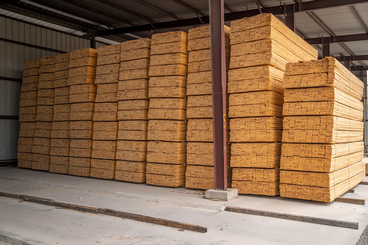 Stock de bois massif débité à l'atelier