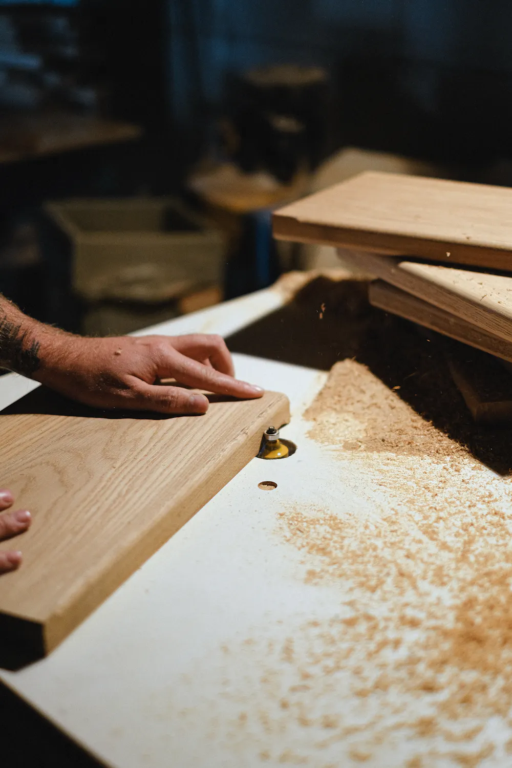 Menuisier façonnant une planche de bois à l'établi