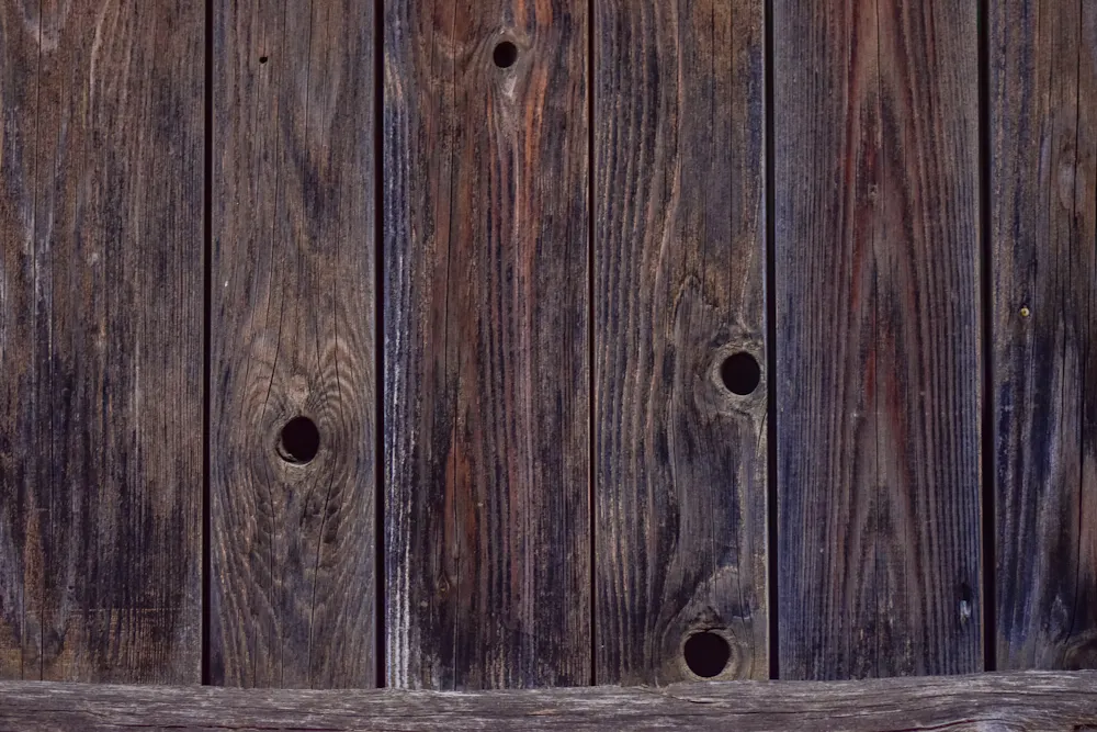 Planches de bois alignées montrant le grain naturel